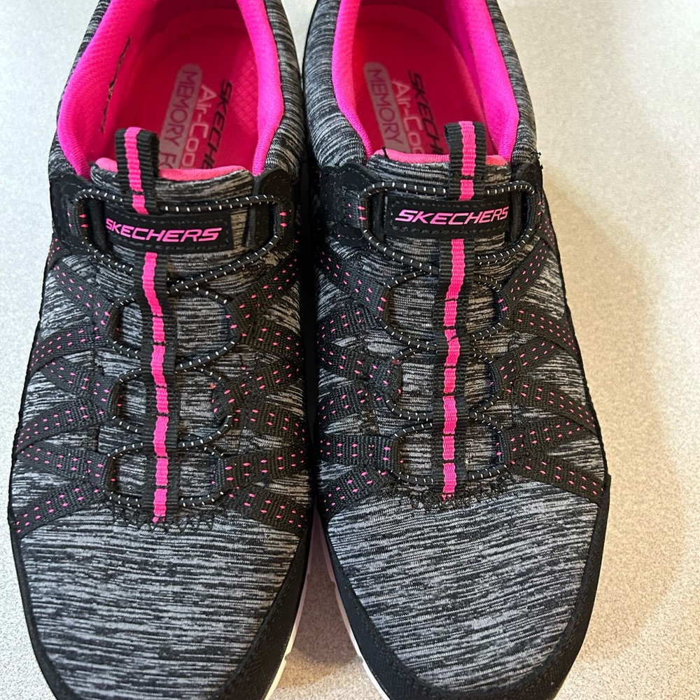 Women’s Sketchers air cooled, memory foam sneakers size 9